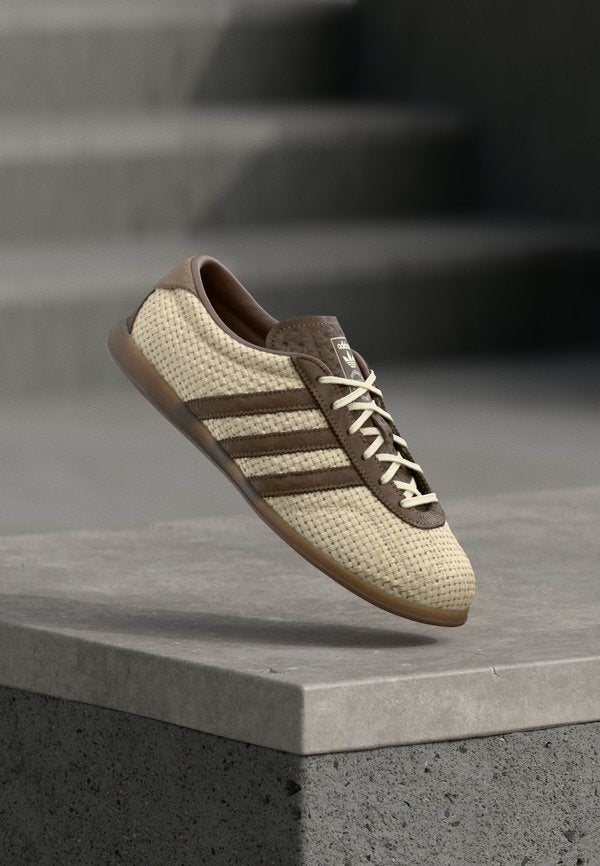 adidas Originals GAZELLE LO PRO - Trainers - white/earth strata/off white