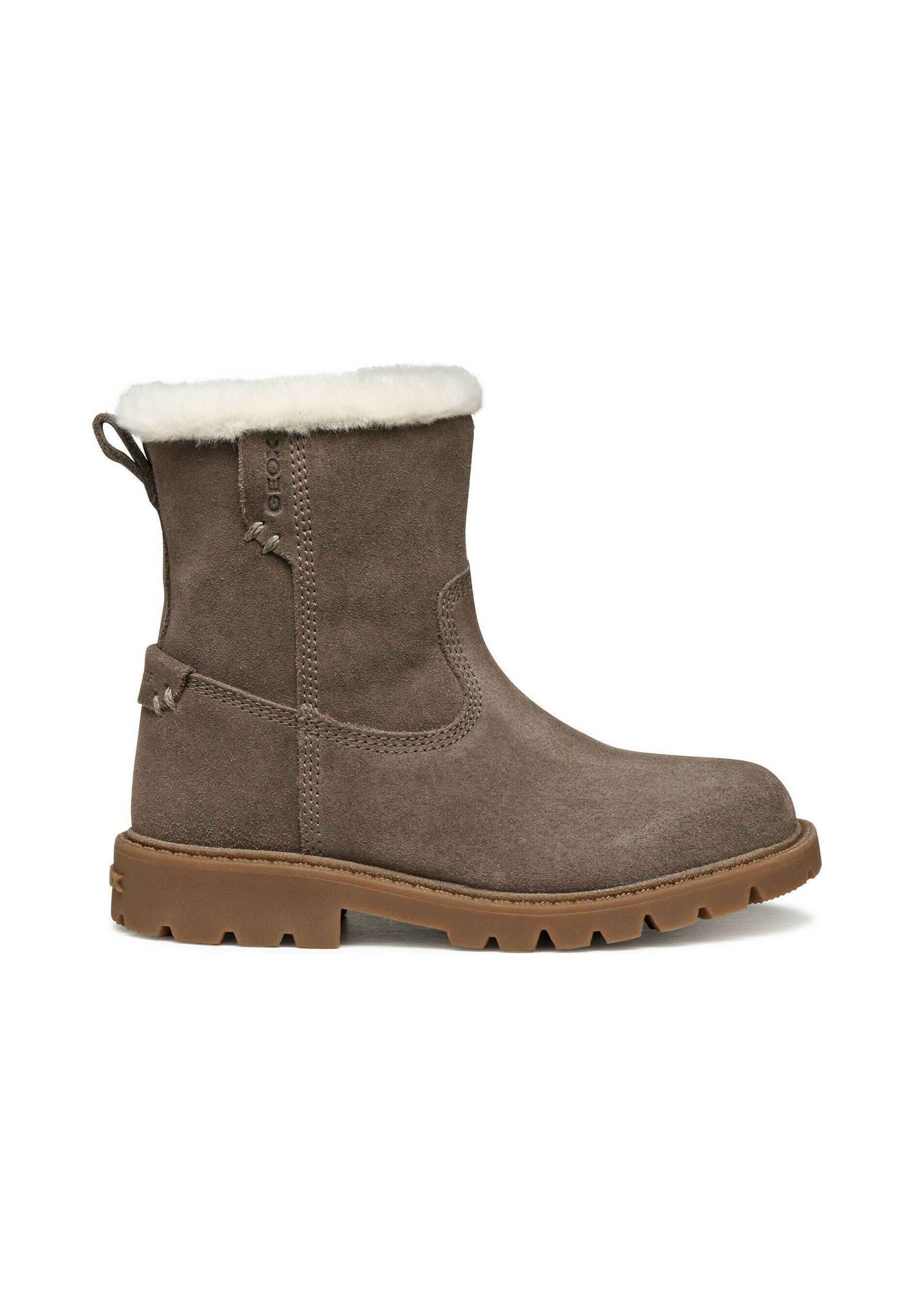 Braune Wildleder-Stiefelette mit weißer Fellfutter, einem Zuglasche hinten und einer robusten Gummisohle mit ausgeprägtem Profil.