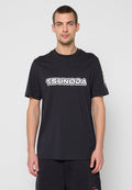 Schwarzes Baumwoll-T-Shirt mit kurzen Ärmeln und Rundhalsausschnitt. Auffälliger weißer Schriftzug "TSUNODA" quer über der Brust. Minimalistisches Design und Passform.