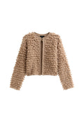 Leicht beige gestrickte Strickjacke mit einem ausgefransten, struppigen Design. Lange Ärmel und eine offene Vorderseite ohne Verschlüsse. Weicher Stoff mit einem flauschigen Erscheinungsbild.