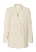 Beige, zweireihiger Blazer mit Reverskragen, zwei aufgesetzten Taschen und crèmefarbenen Knöpfen. Hergestellt aus einem glatten, leichten Stoff.
