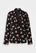 Schwarzes Blazer mit weißem und orangefarbenem Blumenmuster, ausgestattet mit einem Reverskragen, langen Ärmeln und einer lockeren Passform. Glatte Stofftextur.