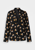 Schwarzes Blazer mit weißem und orangefarbenem Blumenmuster, ausgestattet mit einem Reverskragen, langen Ärmeln und einer lockeren Passform. Glatte Stofftextur.