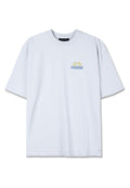 Himmelblaues Baumwoll-T-Shirt mit rundem Ausschnitt, kurzen Ärmeln und einem kleinen "PEGADOR"-Logo in Blau und Gelb im Brustbereich.