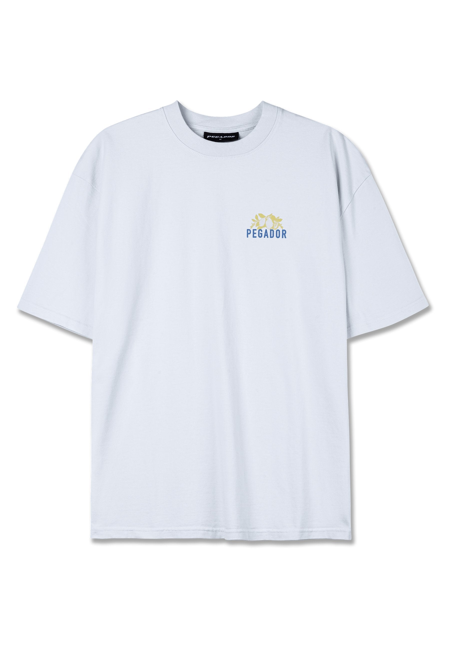 Himmelblaues Baumwoll-T-Shirt mit rundem Ausschnitt, kurzen Ärmeln und einem kleinen "PEGADOR"-Logo in Blau und Gelb im Brustbereich.