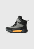 Graue und schwarze Knöchelstiefel mit einer strukturierten Oberfläche, orangefarbenem Akzent an der Sohle, Schnürung und Klettverschluss sowie einem mit Wolle gefütterten Kragen.