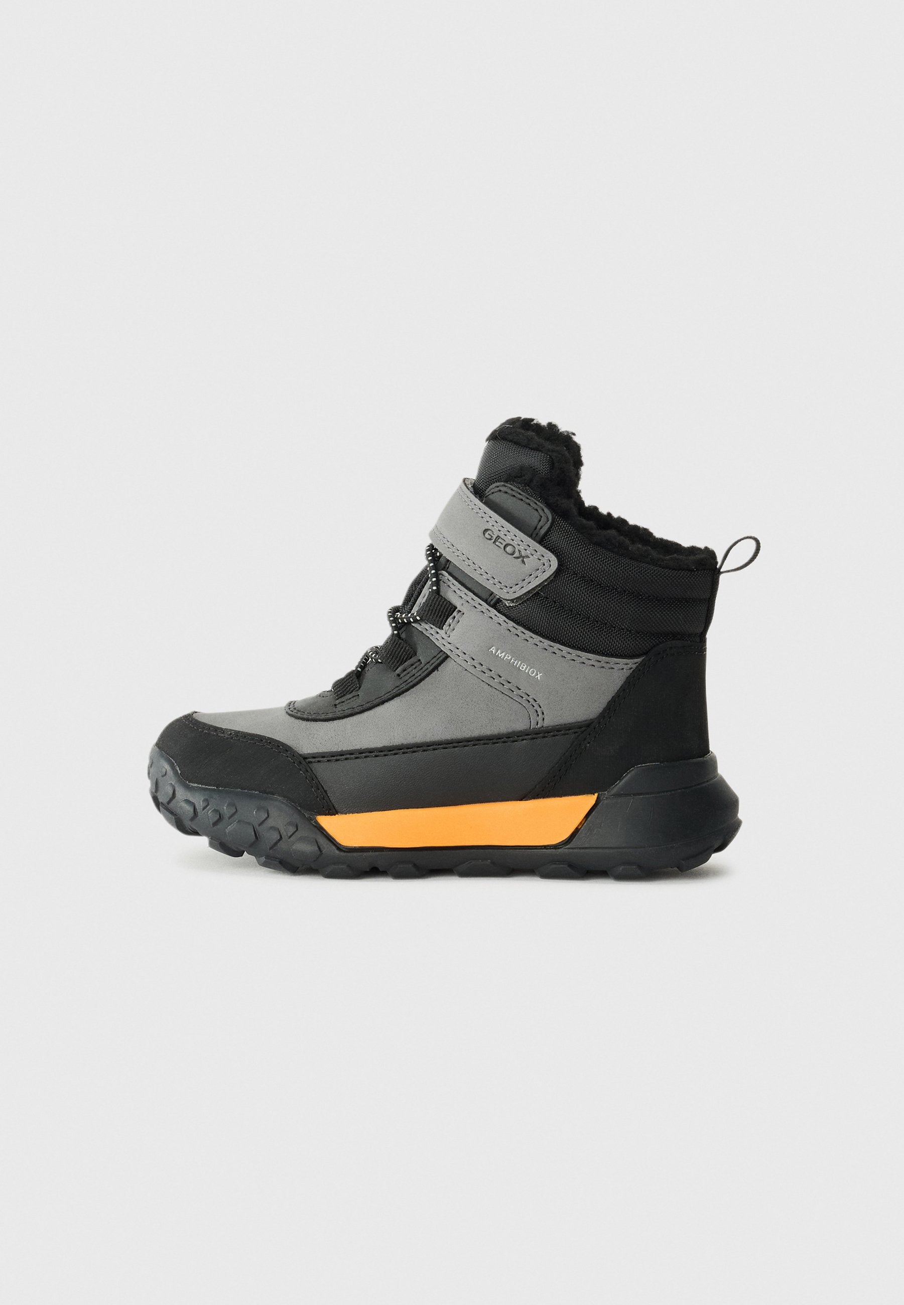 Graue und schwarze Knöchelstiefel mit einer strukturierten Oberfläche, orangefarbenem Akzent an der Sohle, Schnürung und Klettverschluss sowie einem mit Wolle gefütterten Kragen.