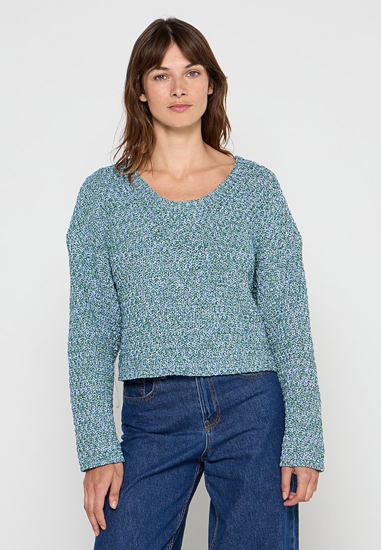 Leichter Pulli mit Rundhalsausschnitt aus einem grün-blauen melierten Strick. Mit langen Ärmeln und einem verkürzten Saum, aus einem strukturierten Stoff.