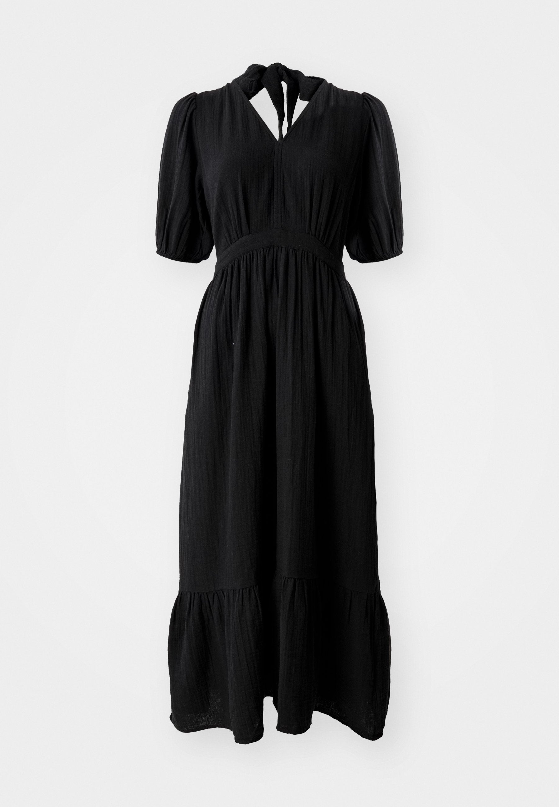 Schwarzes Kleid aus strukturiertem Stoff mit mittellangen, puffigen Ärmeln, einem Schlüsselloch-Ausschnitt und einem gestuften Saum. Mit einem elastischen Taillenbund.