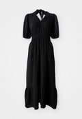 Schwarzes Kleid aus strukturiertem Stoff mit mittellangen, puffigen Ärmeln, einem Schlüsselloch-Ausschnitt und einem gestuften Saum. Mit einem elastischen Taillenbund.