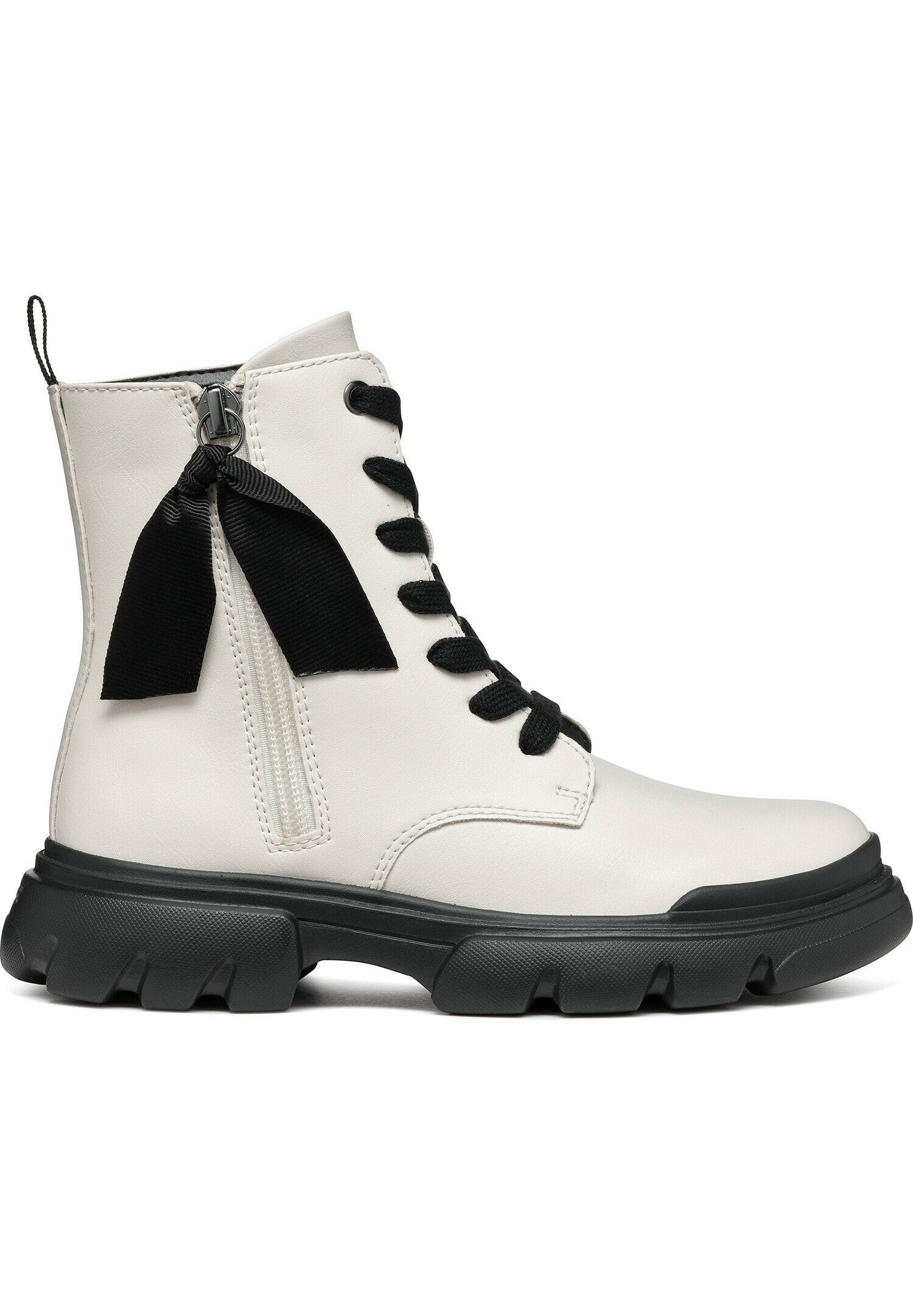 Weiße Leder-Stiefelette mit schwarzen Schnürsenkeln, schwarzem Gummisole und seitlichem Reißverschluss. Verfügt über ein dekoratives schwarzes Band am Reißverschluss.
