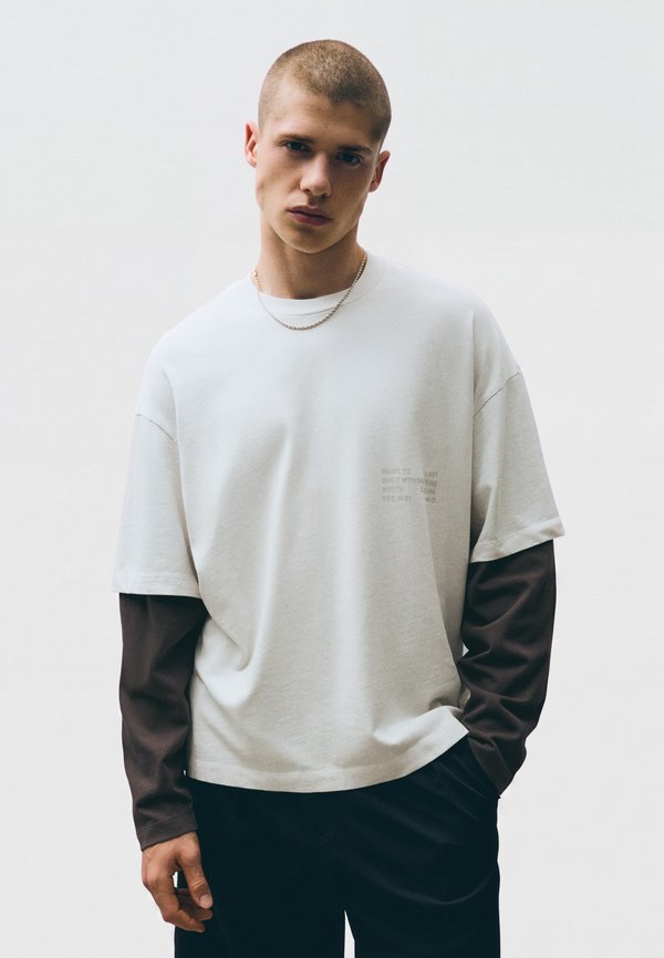 Bershka CONTRAST DOUBLE-SLEEVE - T-SHIRT - Long sleeved top - beige