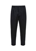 Schwarze Hose aus einem glatten Stoff, mit einem gefalteten Vorderteil, schmalem Schnitt und umgeschlagenen Säumen. Einfache Knopfverschluss an der Taille.