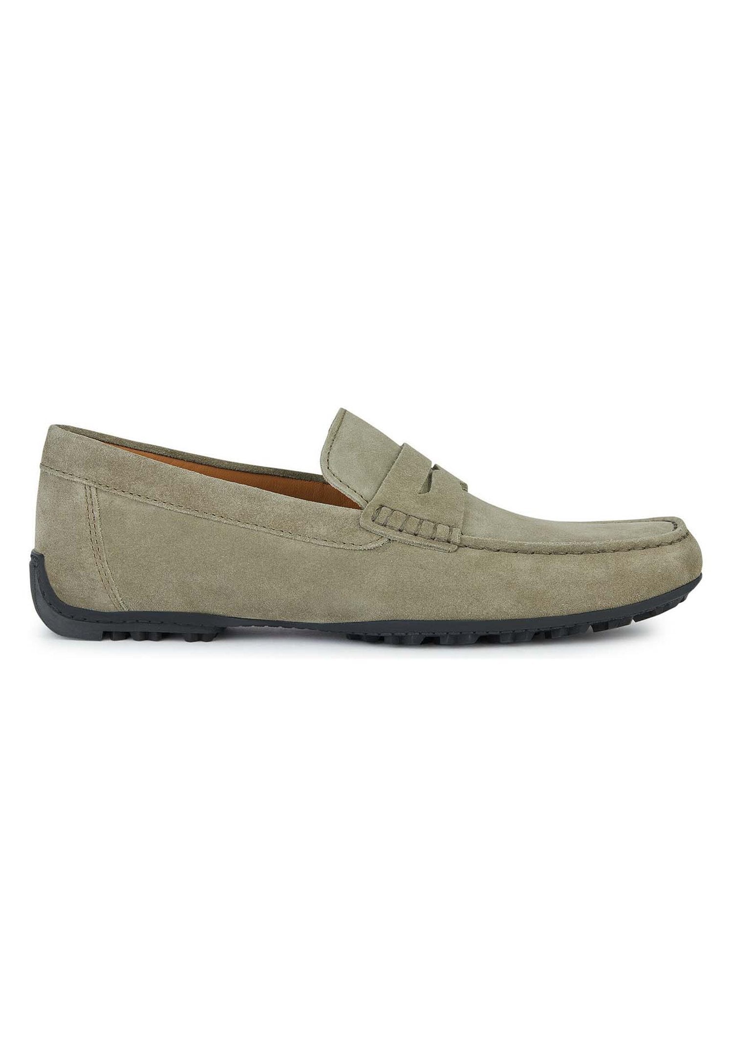 Graue Wildlederslipper mit gesteppten Details, runder Zehenpartie und schwarzer Gummisohle. Verfügt über eine glatte Textur und ein klassisches Schlupfdesign.