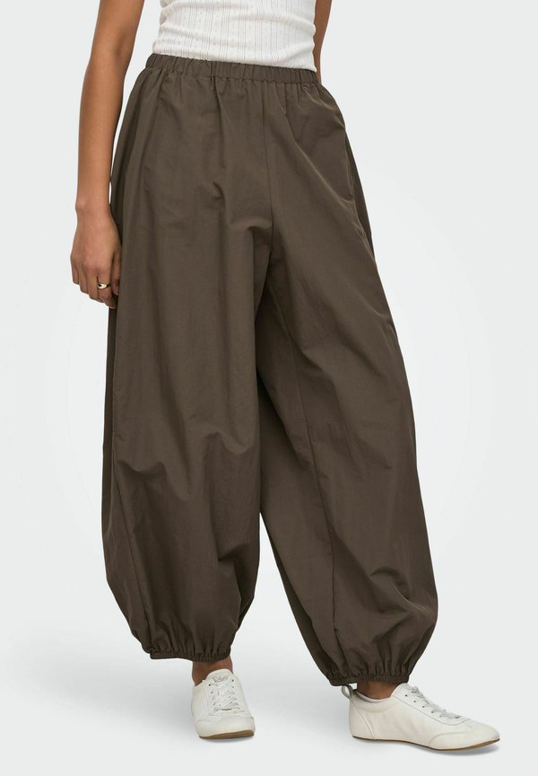 ONLY Parachute pants ONLAZRA Barrel Fit - Trousers - major brown