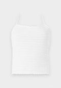 Weißes Häkel-Crop-Top mit verstellbaren Trägern, das ein strukturiertes Muster und einen gewellten Saum aufweist. Leichter und atmungsaktiver Stoff.