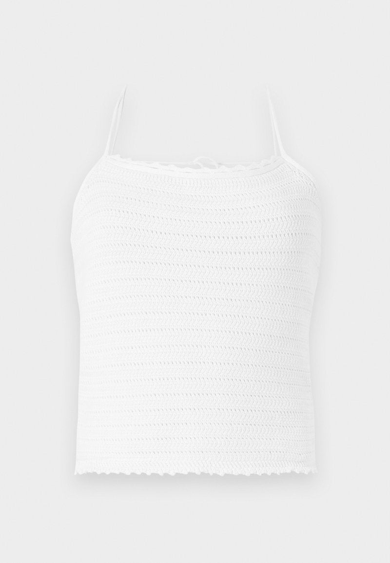 Weißes Häkel-Crop-Top mit verstellbaren Trägern, das ein strukturiertes Muster und einen gewellten Saum aufweist. Leichter und atmungsaktiver Stoff.