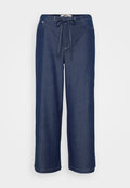 Dunkelblaue weite Hose mit Kordelzugbund, frontalen Taschen und sichtbaren weißen Nähten.