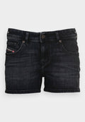 Dunkelblaue Jeansshorts im klassischen Schnitt mit Knopfverschluss, fünf Taschen und einem gestickten Logo auf der Vordertasche. Glatte Textur.