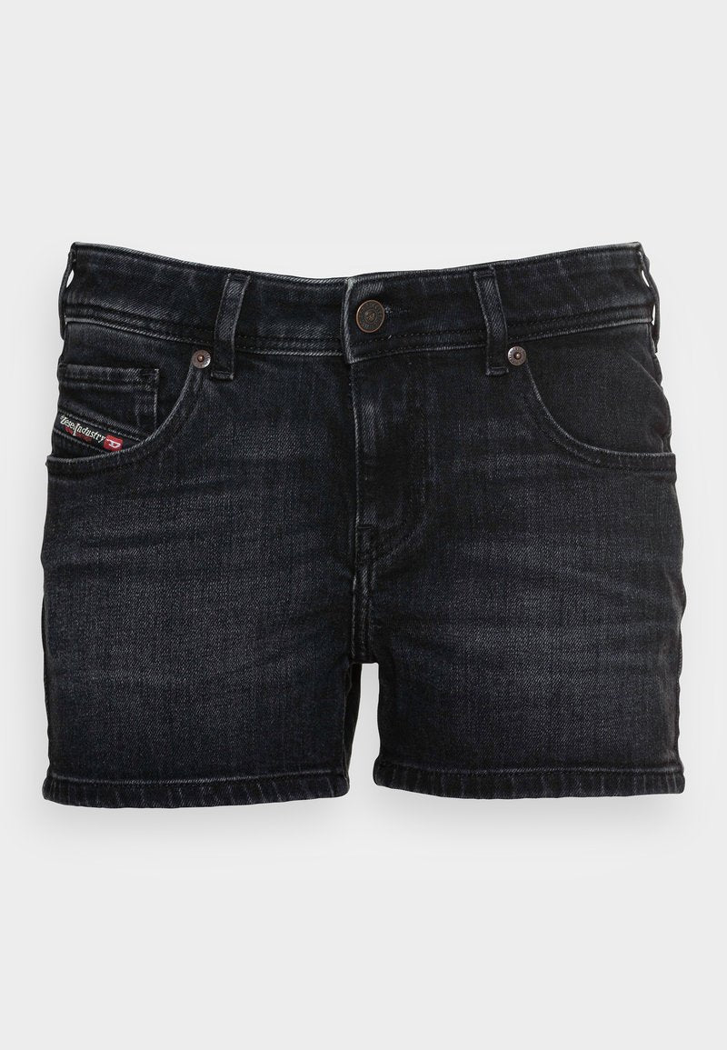 Dunkelblaue Jeansshorts im klassischen Schnitt mit Knopfverschluss, fünf Taschen und einem gestickten Logo auf der Vordertasche. Glatte Textur.