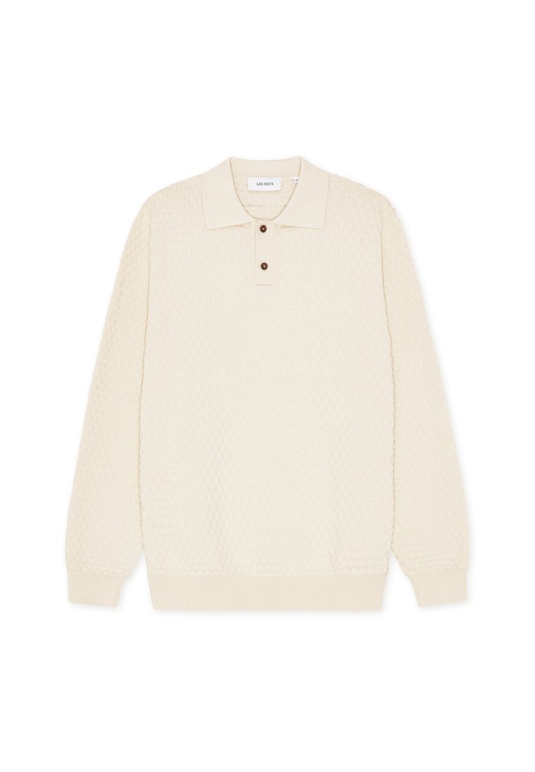 Hellcremefarbener Strick-Polopullover mit strukturiertem Muster, langen Ärmeln und einer Knopfleiste mit drei Knöpfen. Weicher Stoff mit geripptem Saum.