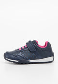 Marineblaues synthetisches Sportschuh-Modell mit pinken Akzenten, ausgestattet mit einem Klettverschluss, Sternmustern an den Seiten und einer strukturierten Gummisohle.