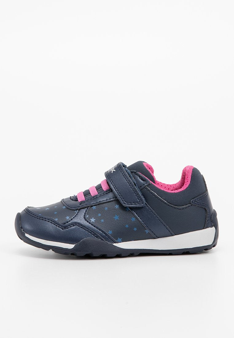 Marineblaues synthetisches Sportschuh-Modell mit pinken Akzenten, ausgestattet mit einem Klettverschluss, Sternmustern an den Seiten und einer strukturierten Gummisohle.