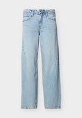 Hellblaue Straight-Leg-Jeans aus Denim mit Vordertaschen, Gürtelschlaufen und Knopfverschluss auf einem schlichten weißen Hintergrund.