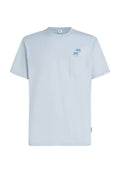 Hellblaues Baumwoll-T-Shirt mit kurzen Ärmeln, Rundhalsausschnitt, einer Brusttasche und einem auf der Taschenseite in Blau gestickten Palmen-Design.