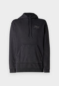 Schwarzes Kapuzensweatshirt aus weichem Material, mit einer Vordertasche, gerippten Bündchen und gesticktem Logo-Detail auf der Brust.