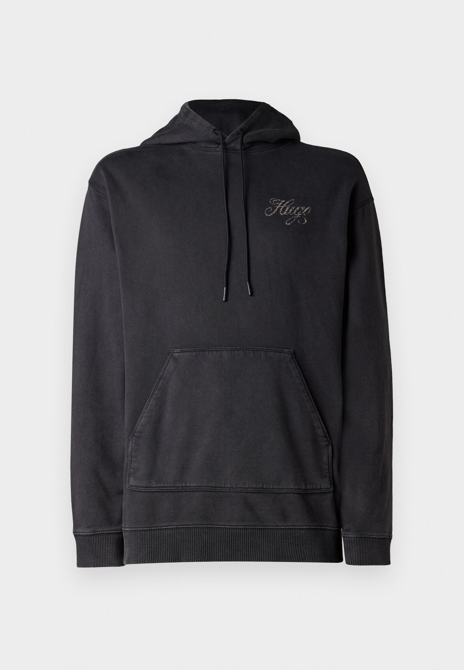 Schwarzes Kapuzensweatshirt aus weichem Material, mit einer Vordertasche, gerippten Bündchen und gesticktem Logo-Detail auf der Brust.