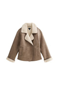 Braune Kunstlederjacke mit einem großen, weichen weißen Schaffellkragen und -manschetten, ausgestattet mit zwei Fronttaschen und einem einzigen Knopfverschluss.