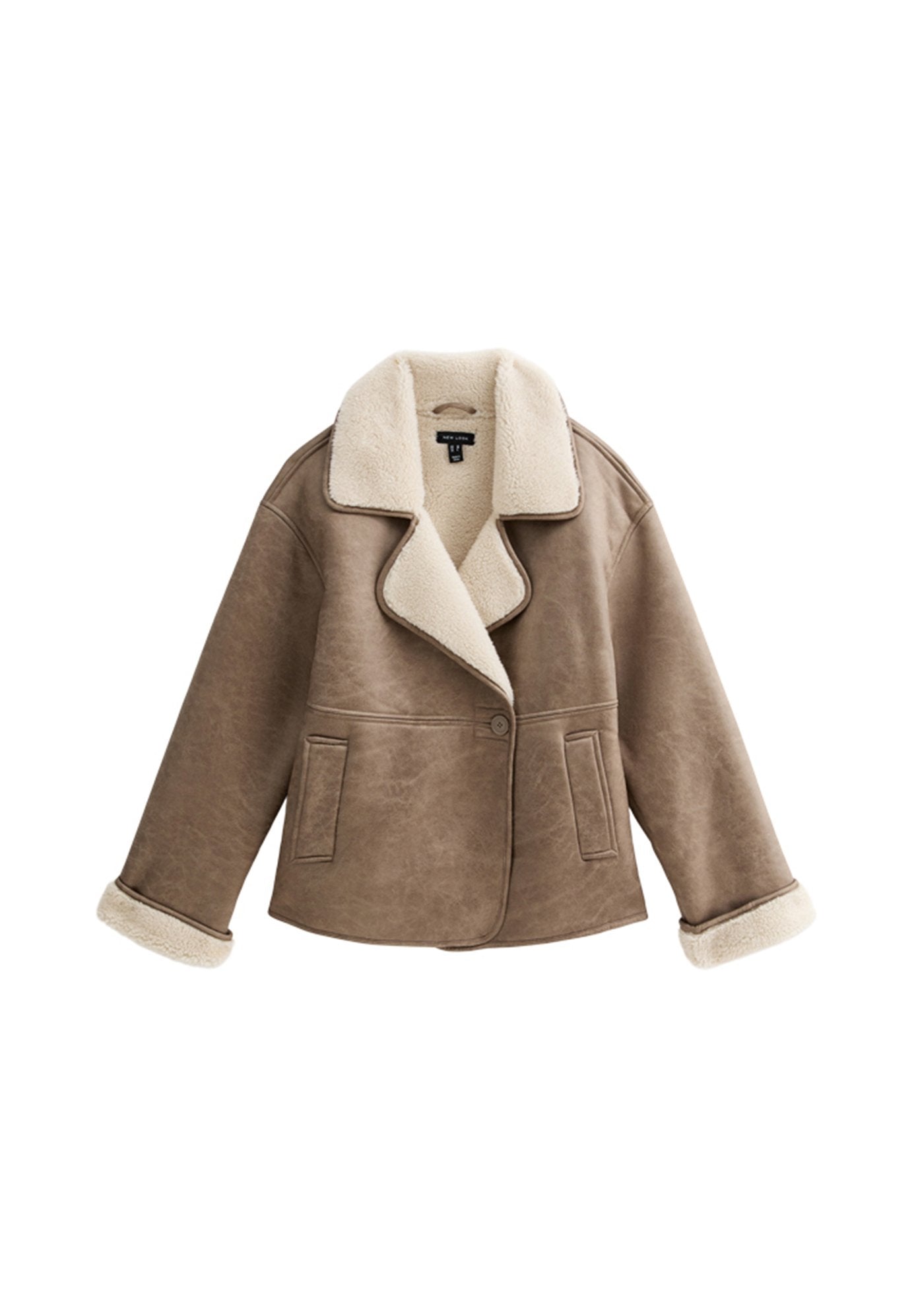 Braune Kunstlederjacke mit einem großen, weichen weißen Schaffellkragen und -manschetten, ausgestattet mit zwei Fronttaschen und einem einzigen Knopfverschluss.