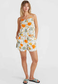 Bluse mit Blumenmuster in Orange und Grün auf weißem Hintergrund. Kombiniert mit passenden Shorts, beide aus leichtem Stoff gefertigt.