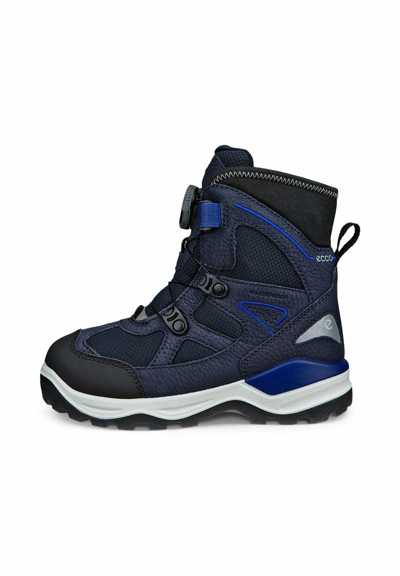 Marine- und schwarze wasserdichte Wanderschuhe mit strukturiertem Obermaterial, weißer Sohle und blauen Akzenten. Verfügt über ein schnelles Schnürsystem und eine langlebige Profilsohle.