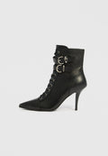Schwarzer Leder-Stiefelette mit spitzer Spitze, Schnürung vorne und zwei verstellbaren Schnallenriemen. Stiletto-Absatz und glatte Textur.