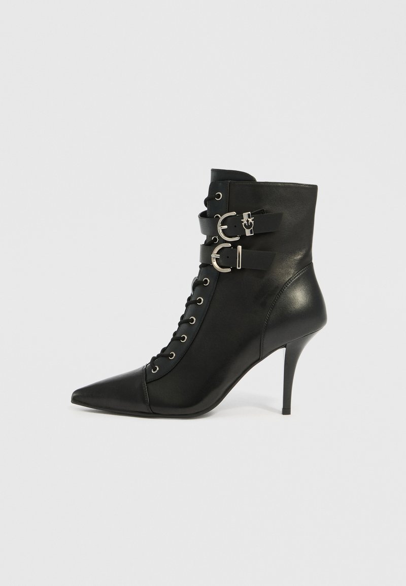 Schwarzer Leder-Stiefelette mit spitzer Spitze, Schnürung vorne und zwei verstellbaren Schnallenriemen. Stiletto-Absatz und glatte Textur.