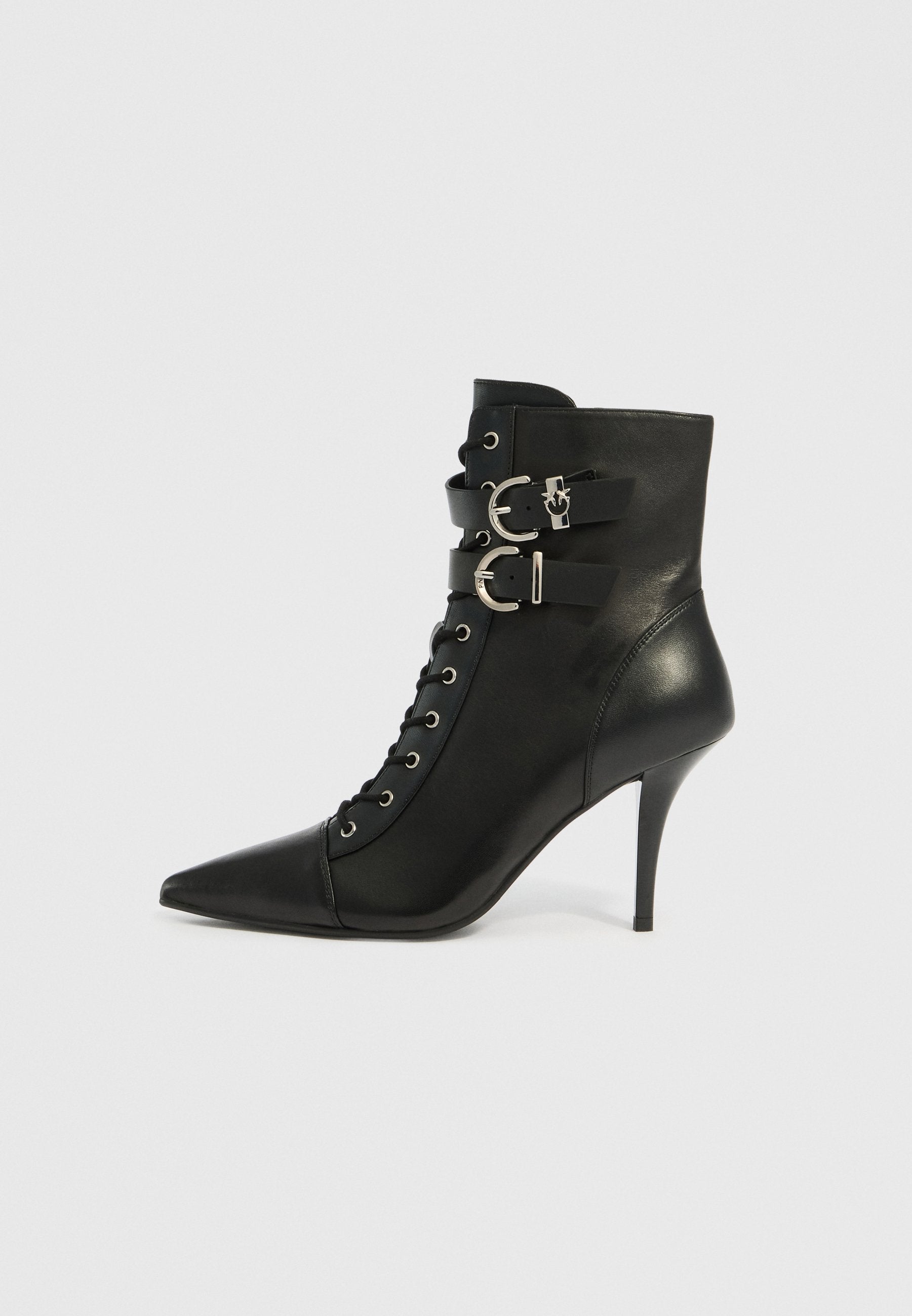 Schwarzer Leder-Stiefelette mit spitzer Spitze, Schnürung vorne und zwei verstellbaren Schnallenriemen. Stiletto-Absatz und glatte Textur.