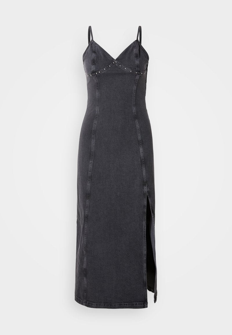 Schwarzes Denim-Maxi-Kleid mit Spaghettiträgern, V-Ausschnitt und dekorativen Nieten entlang des Oberteils. Mit einem seitlichen Schlitz und taillierter Silhouette.