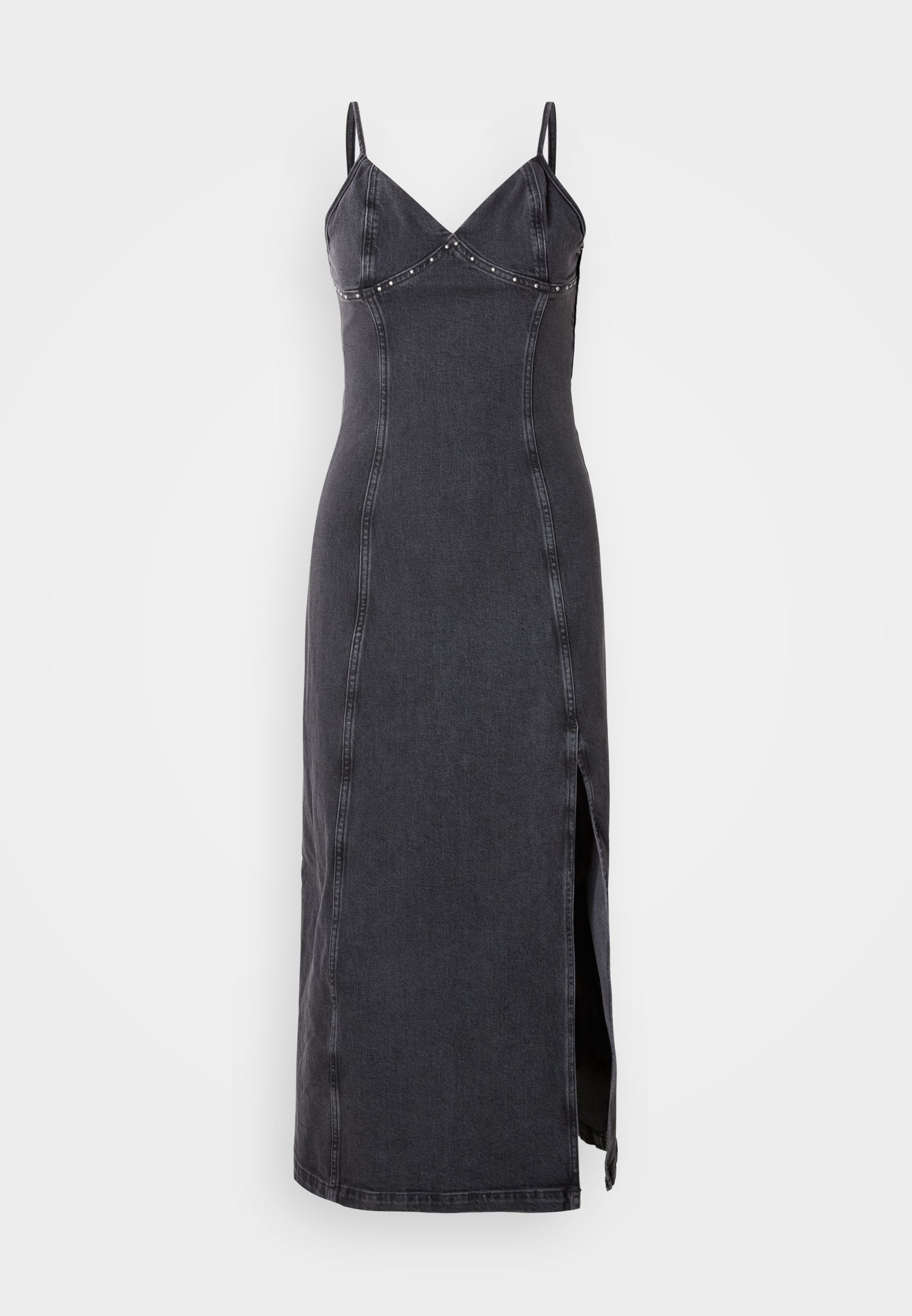 Schwarzes Denim-Maxi-Kleid mit Spaghettiträgern, V-Ausschnitt und dekorativen Nieten entlang des Oberteils. Mit einem seitlichen Schlitz und taillierter Silhouette.