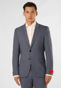 Maßgeschneiderter blauer Anzug mit einem dezenten Muster, einreihigem Design, klassischen Revers und schwarzen Knöpfen; besitzt ein rotes Etikett am Ärmelsaum.