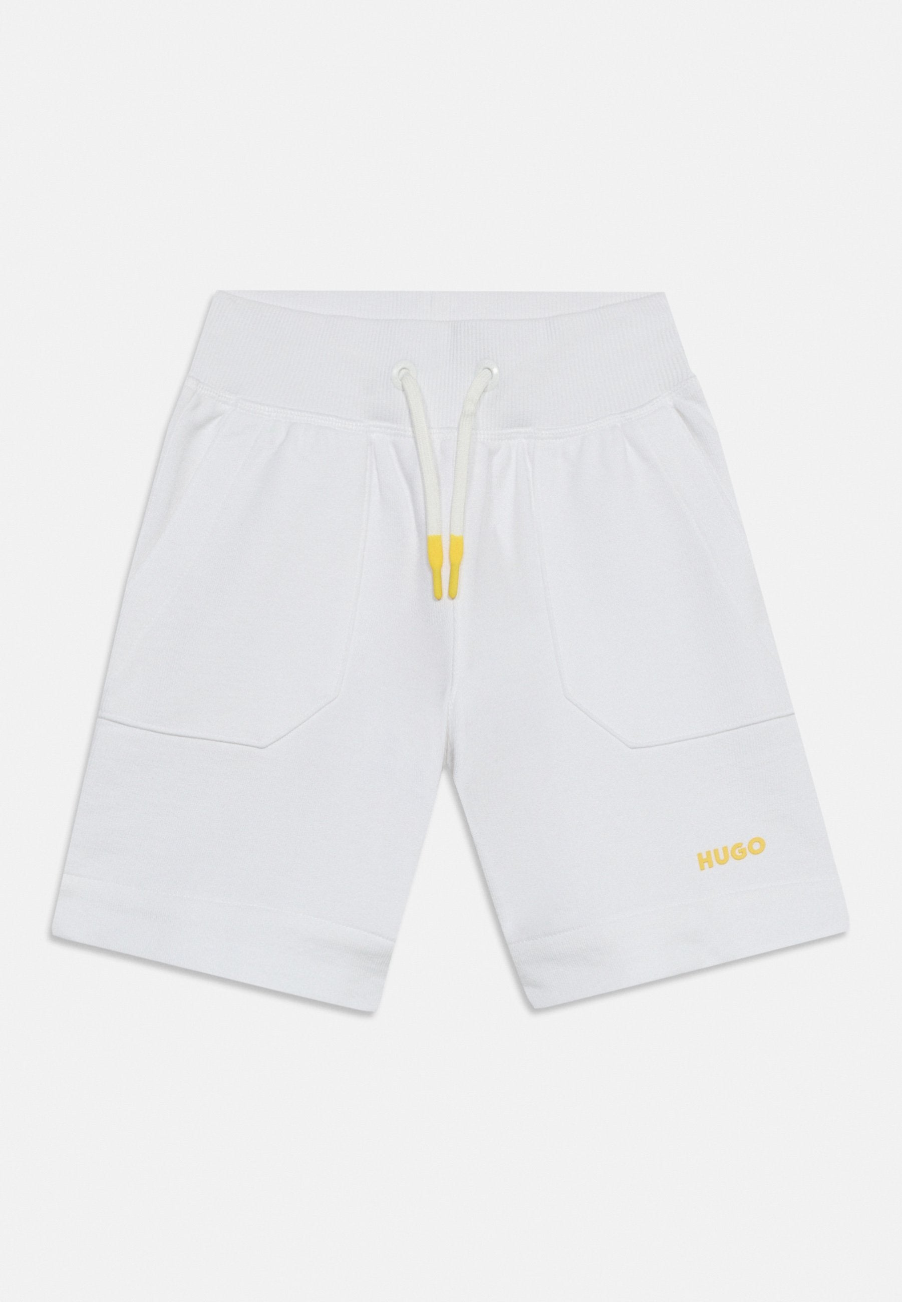 Weiße knielange Shorts mit elastischem Bund, Vordertaschen, Kordelzug mit gelben Enden und gelbem "HUGO"-Logo am linken Bein.