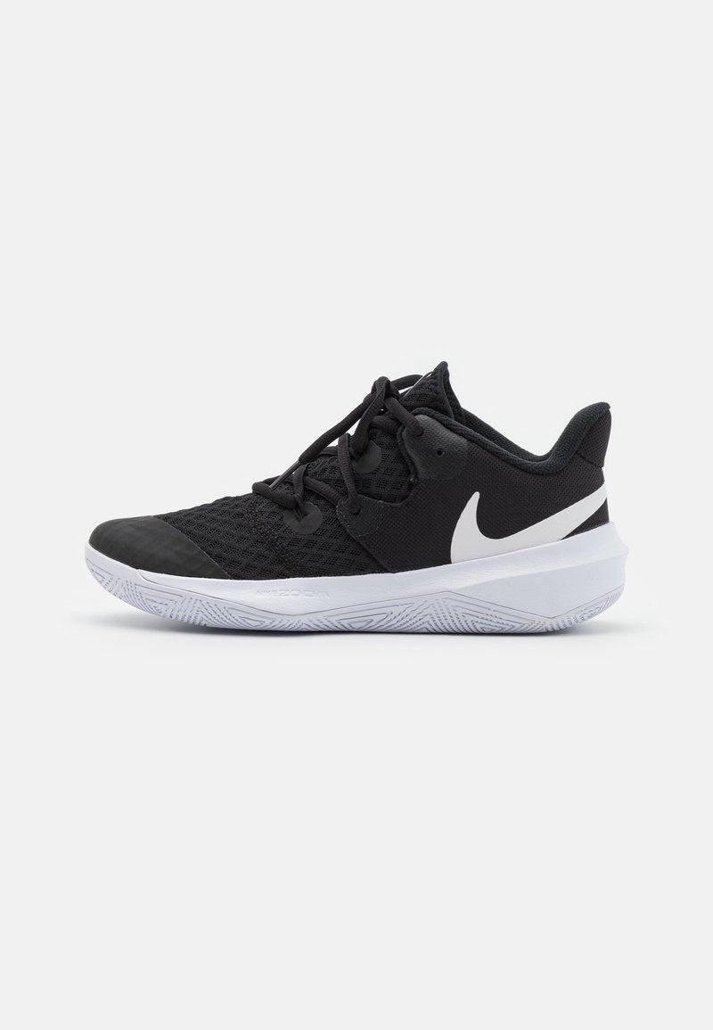 Schwarze Sportschuhe aus Mesh- und synthetischen Materialien, mit einem weißen Swoosh-Logo, Schnürdesign und strukturiertem Gummisohle.
