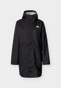 Schwarzer wasserdichter Parka mit hohem Kragen, verstellbarer Kapuze und zwei Fronttaschen. Verfügt über eine dezente Struktur und ein Logo auf der Brust.