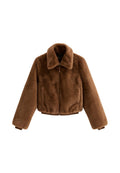 Braune Jacke aus Kunstfell in Cropped-Form mit Kragen, langen Ärmeln und Reißverschluss vorne. Verfügt über eine strukturierte Oberfläche und Seitentaschen.
