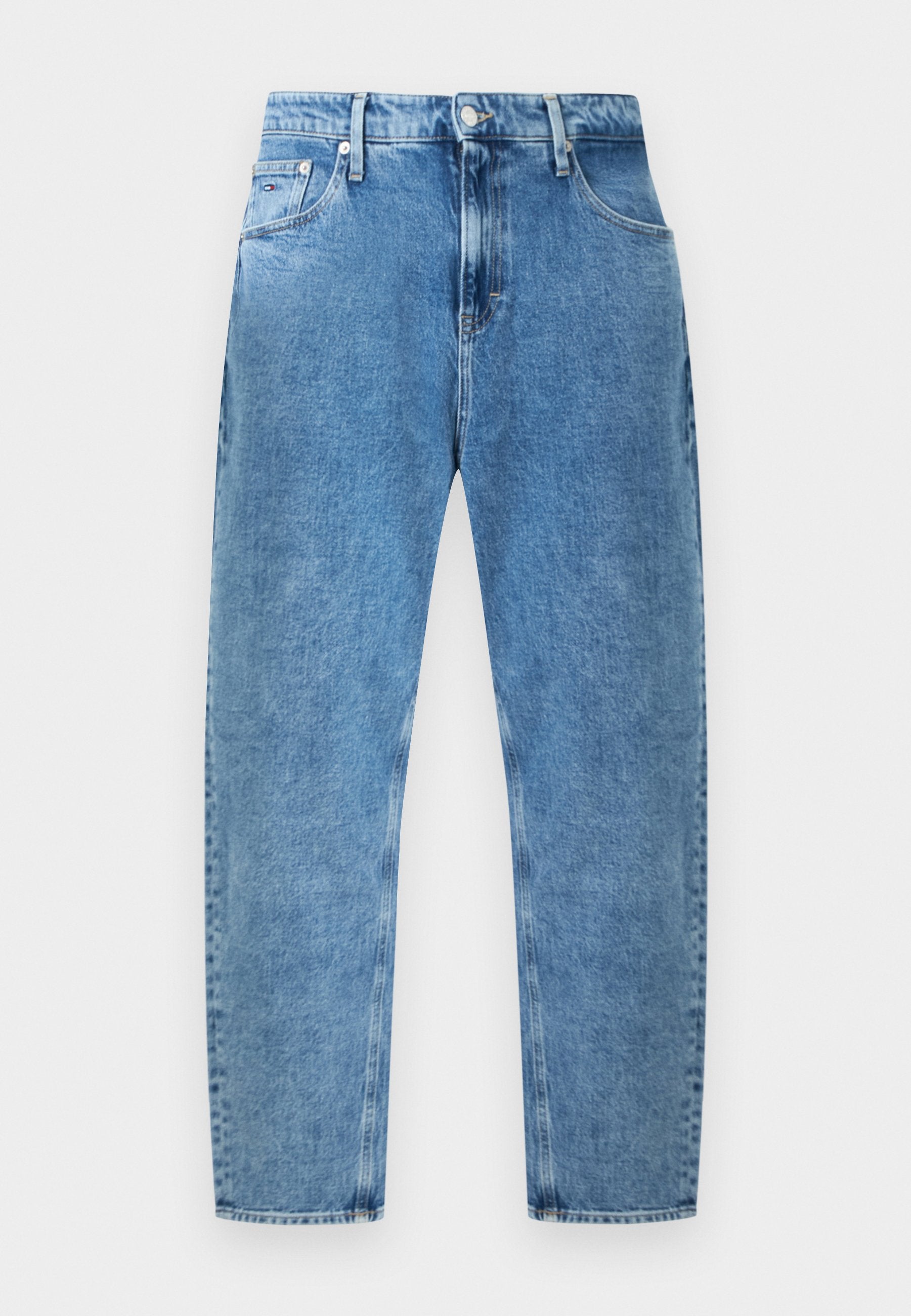Blaue Jeans mit hoher Taille und geradem Schnitt, vorne mit Knopf und Reißverschluss, vordere und hintere Taschen, flach auf weißem Hintergrund ausgelegt.