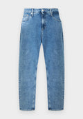 Blaue Jeans mit hoher Taille und geradem Schnitt, vorne mit Knopf und Reißverschluss, vordere und hintere Taschen, flach auf weißem Hintergrund ausgelegt.