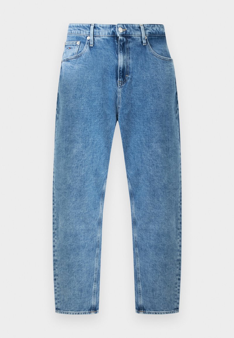 Blaue Jeans mit hoher Taille und geradem Schnitt, vorne mit Knopf und Reißverschluss, vordere und hintere Taschen, flach auf weißem Hintergrund ausgelegt.