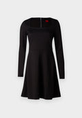 Schwarzes langärmliges Kleid mit quadratischem Ausschnitt, taillierter Passe, ausgestelltem Rock und einem Reißverschluss auf der Rückseite. Glatter Stoff ohne Muster.