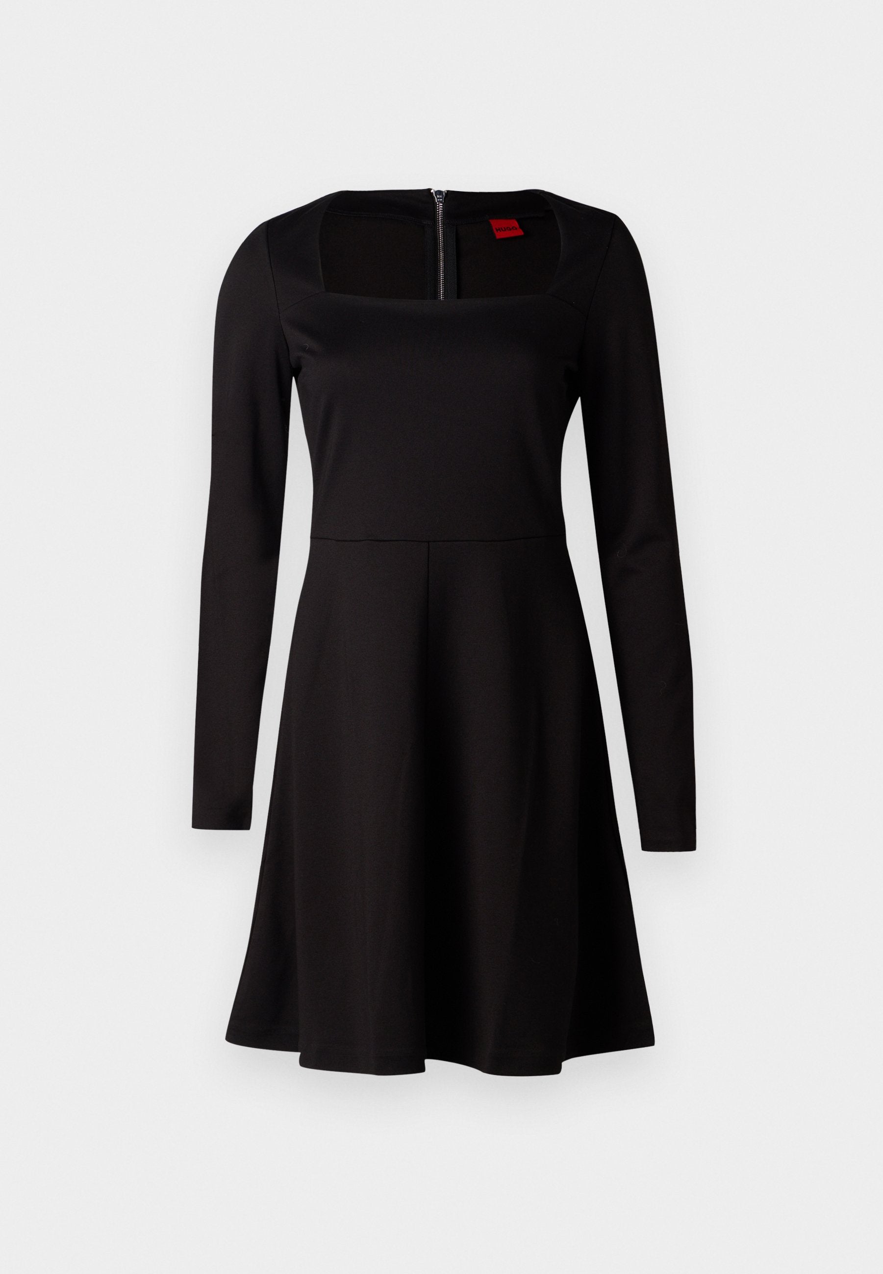 Schwarzes langärmliges Kleid mit quadratischem Ausschnitt, taillierter Passe, ausgestelltem Rock und einem Reißverschluss auf der Rückseite. Glatter Stoff ohne Muster.